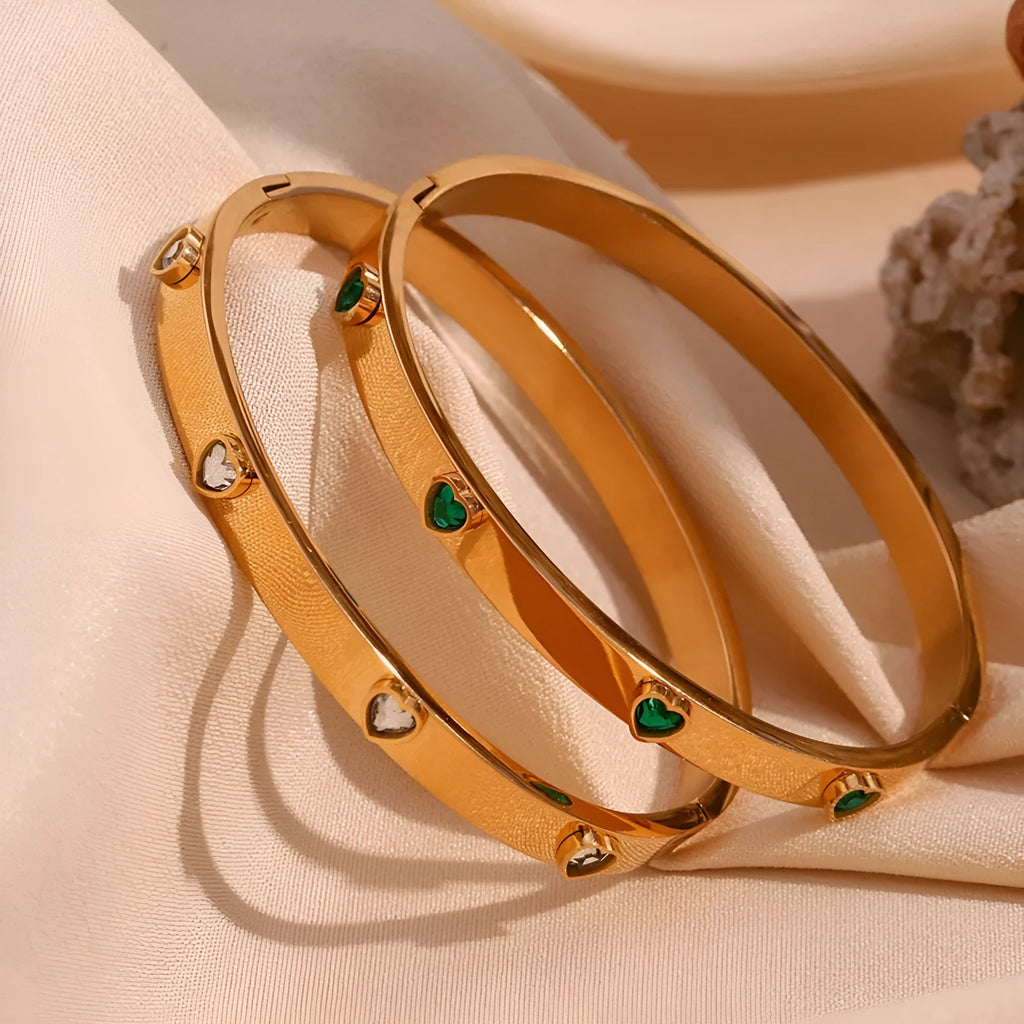 Stainless steel women's bracelet with a micro-inlaid peach heart in green or white diamond colour.