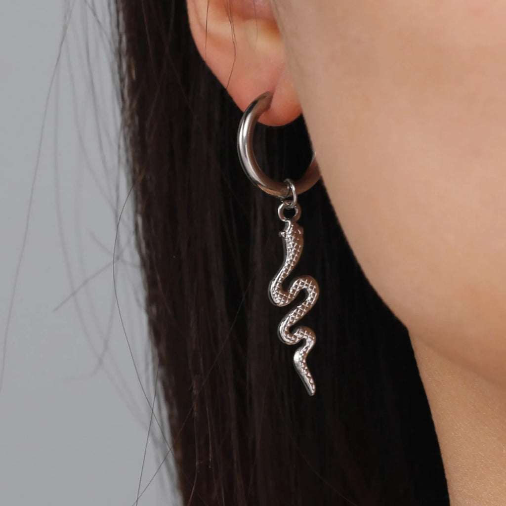 Snake-shaped vintage ear clips in gold or steel colour with stainless steel construction