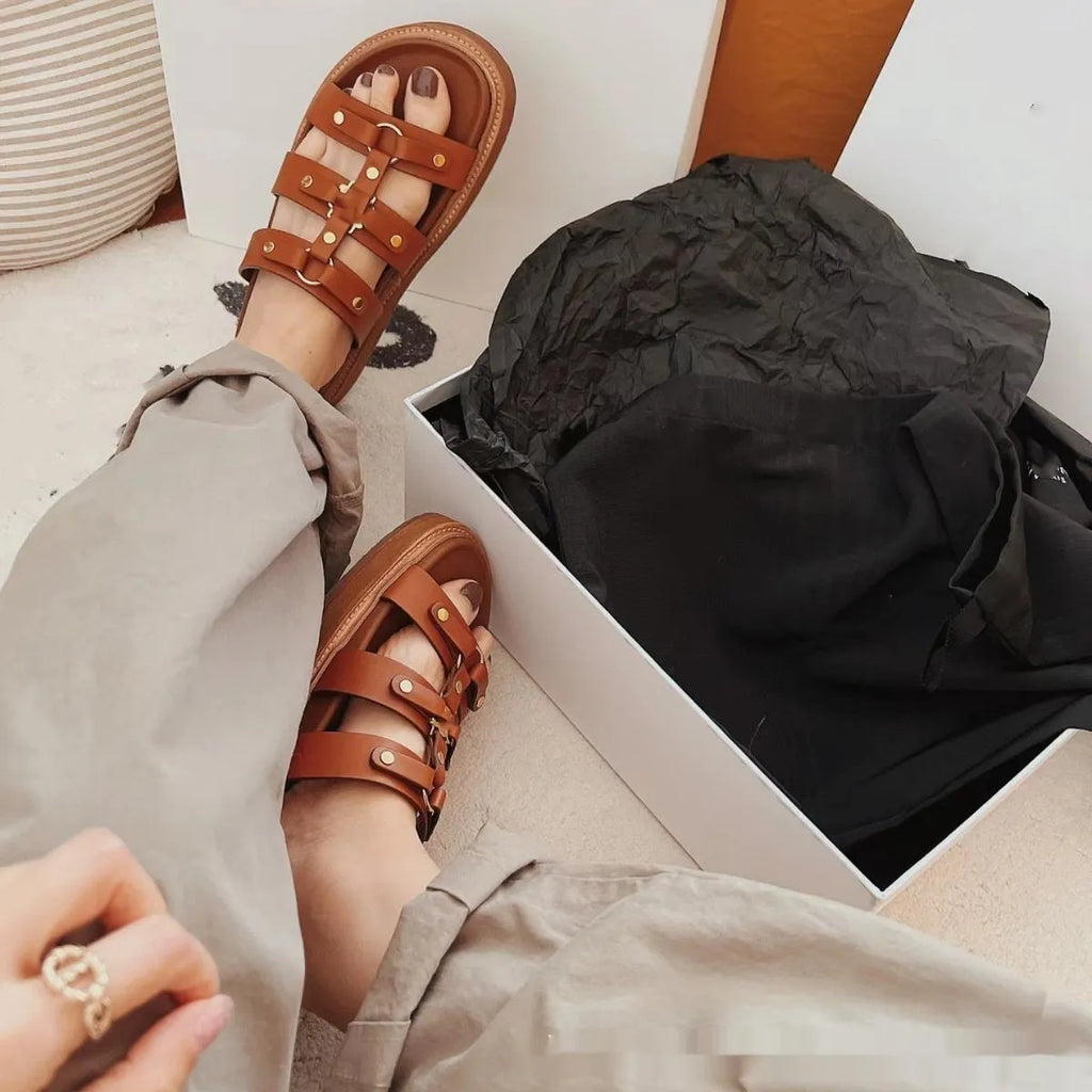 Women's Roman style sandal slippers in patent leather with sheepskin upper