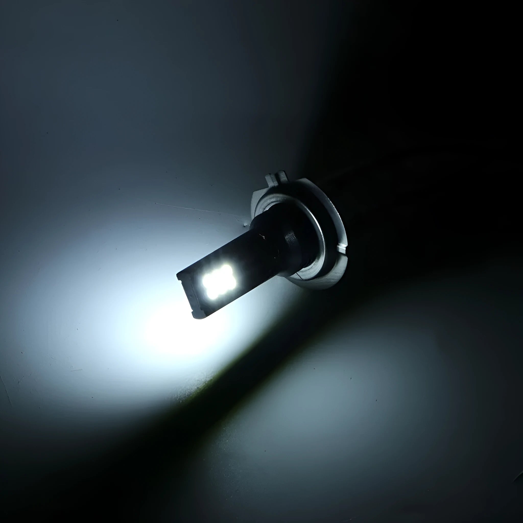 H7 socket 110W automotive LED fog light unit with 12 SMD chips and aluminium housing.