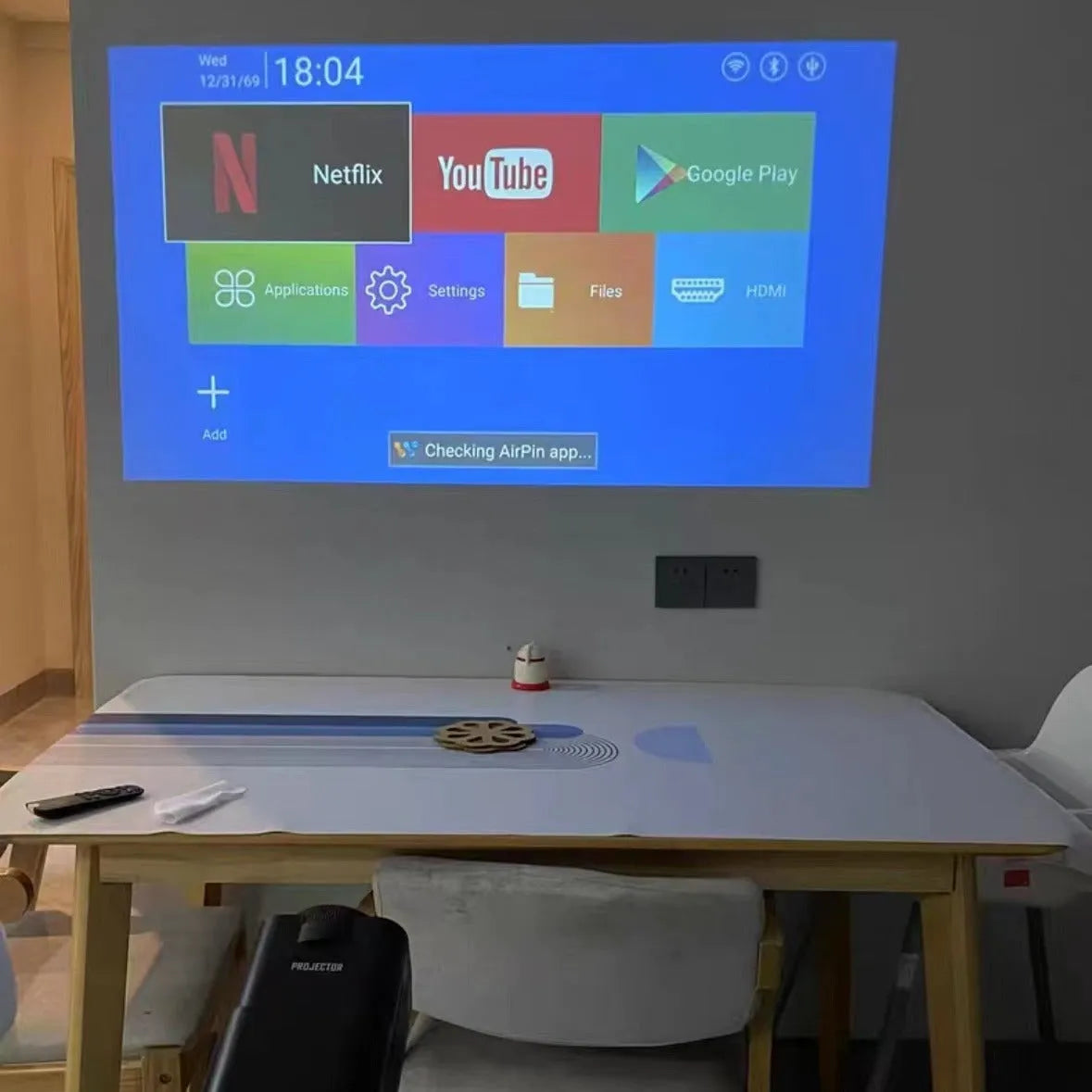 Wireless home projector with portable handle for game machine projection in 720p HD resolution