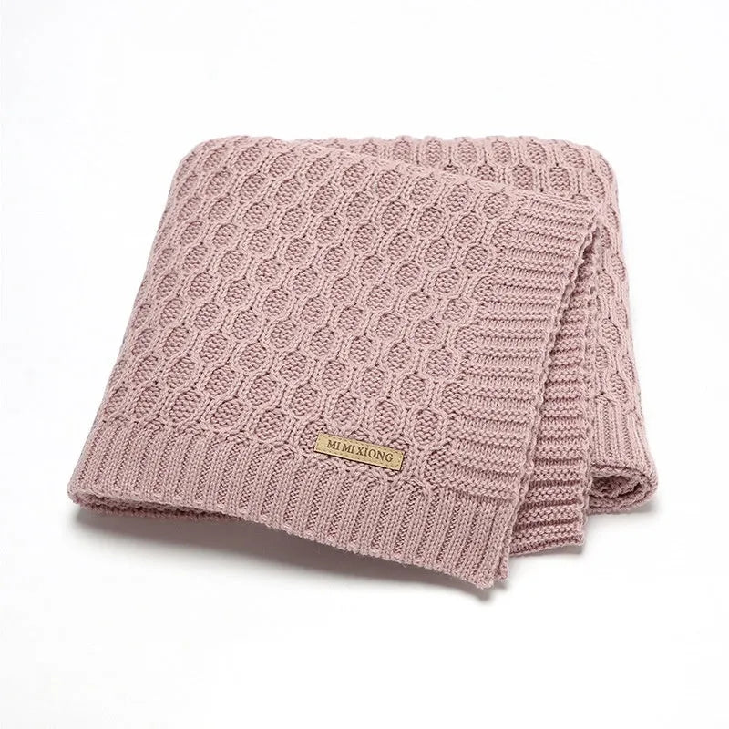 Solid colour infant hug blanket with textured lines, measuring 70 by 90 cm.