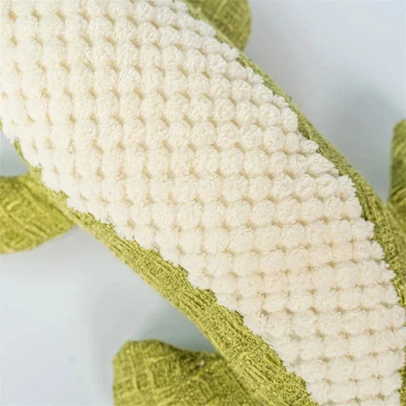 Corn cob grid texture pet plush toy with biting sound in blue, green, or red colours for cats and dogs