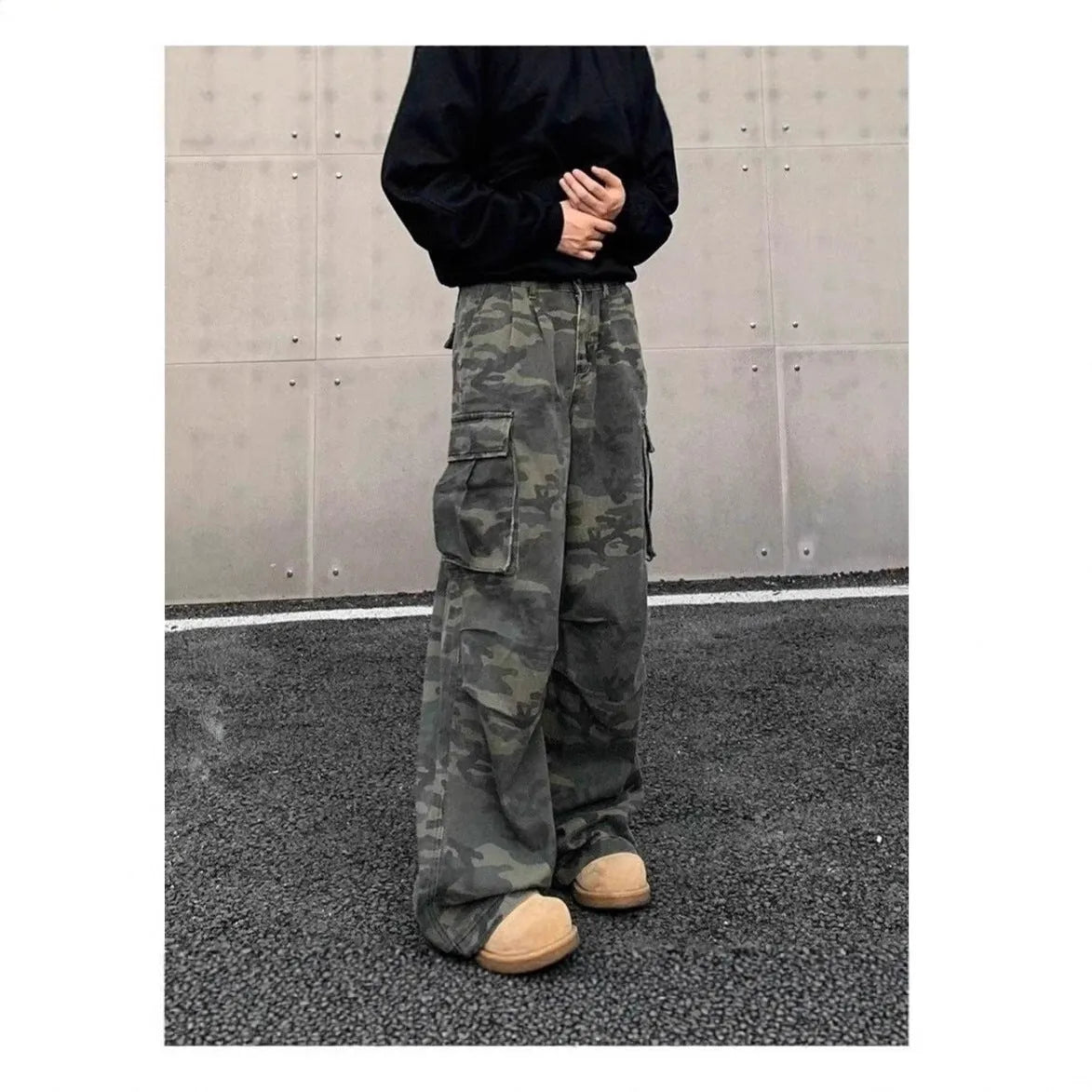 Korean-style camouflage cargo trousers in cotton-blend fabric with multiple pockets.