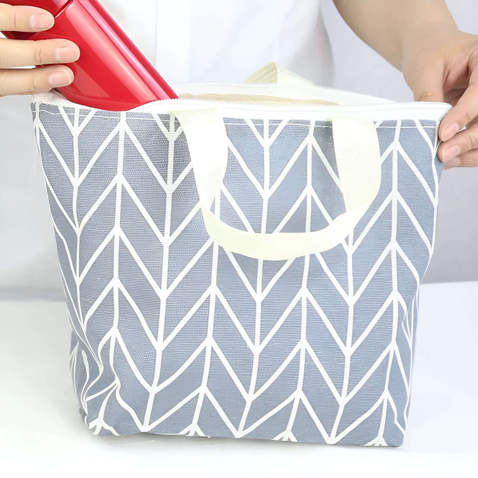 Arrow pattern polyester makeup bag with zippered closure for cosmetics storage