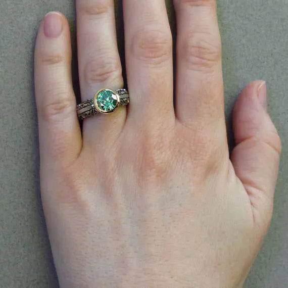 Flower-shaped gold-plated vintage gemstone ring with green silver colour separation design