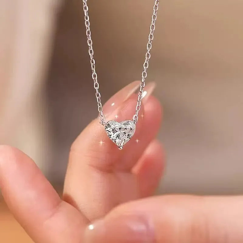 Silver-coloured women's necklace with heart pendant on delicate chain