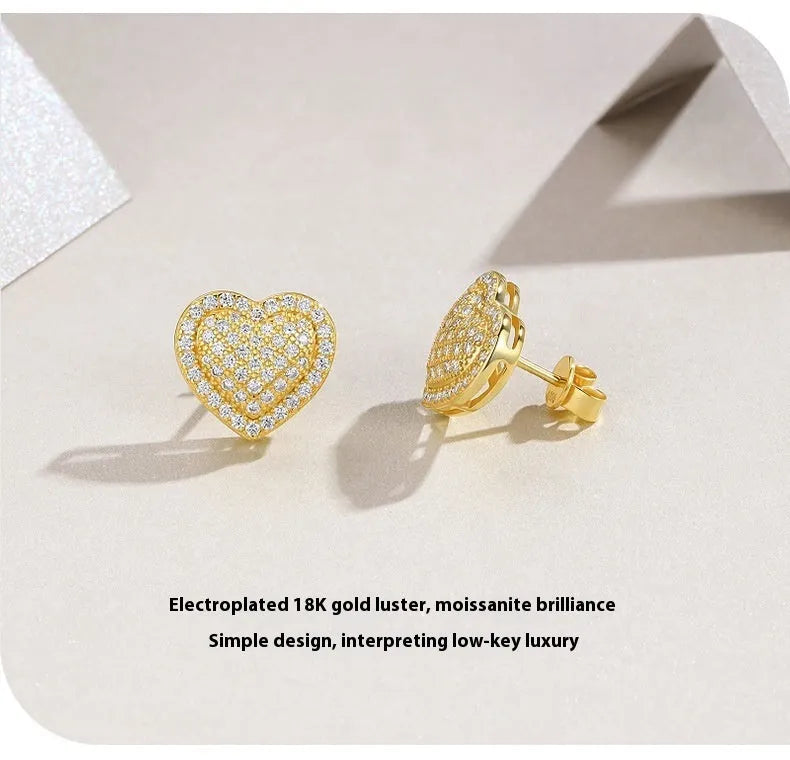 Golden heart-shaped moissanite stud earrings in S925 silver with simple fashion design