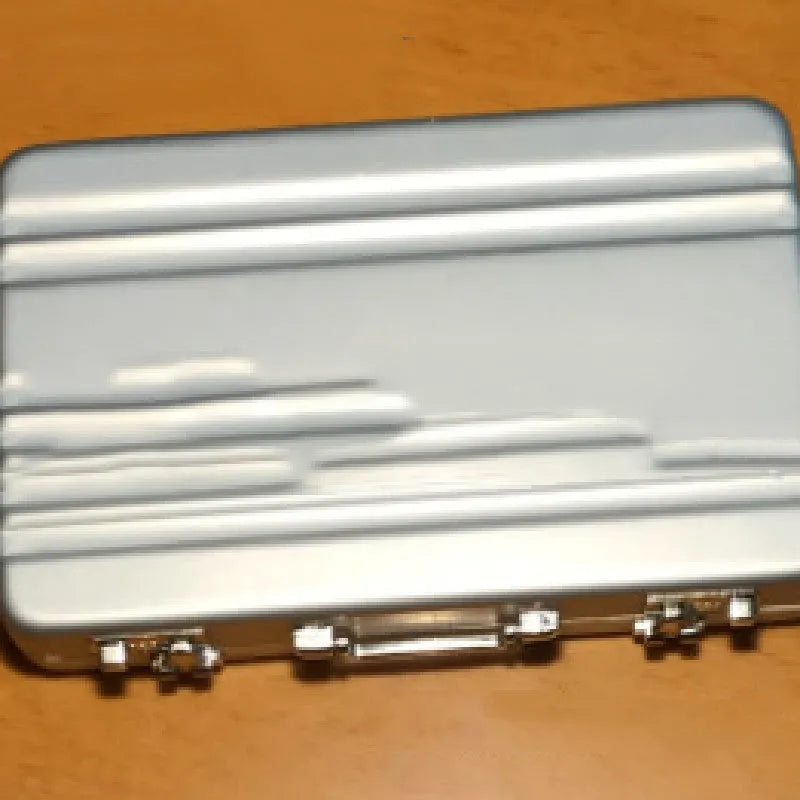 Aluminium alloy metal card holder in red, blue, black, silver, pink or gold colours with 100x65mm dimensions