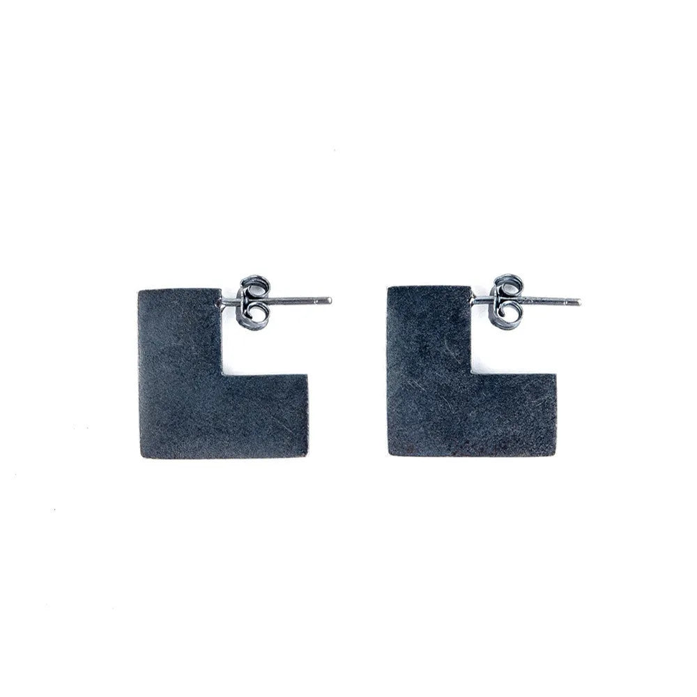 Oxidation black sterling silver geometry square earrings with minimalist cold wind style design.