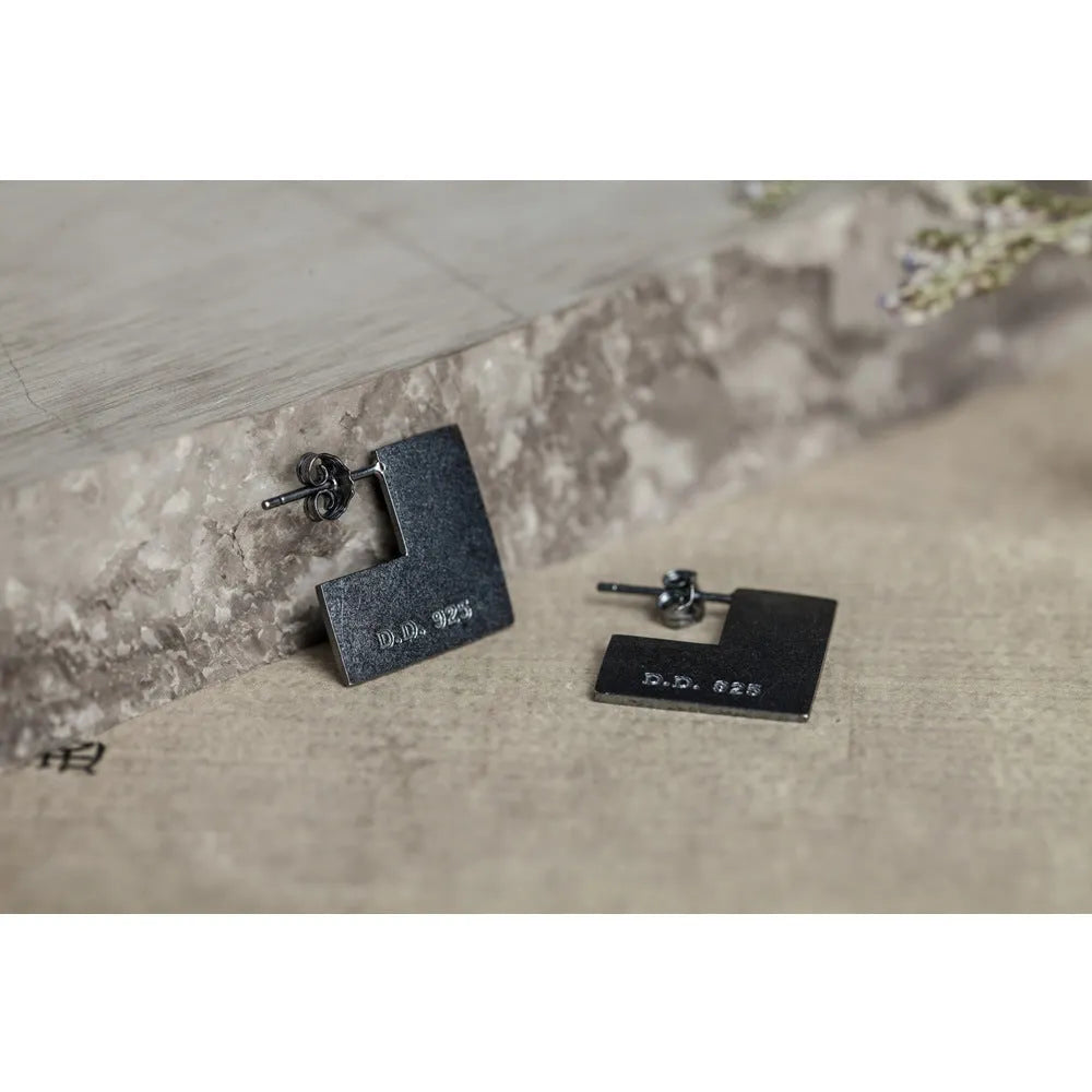 Oxidation black sterling silver geometry square earrings with minimalist cold wind style design.