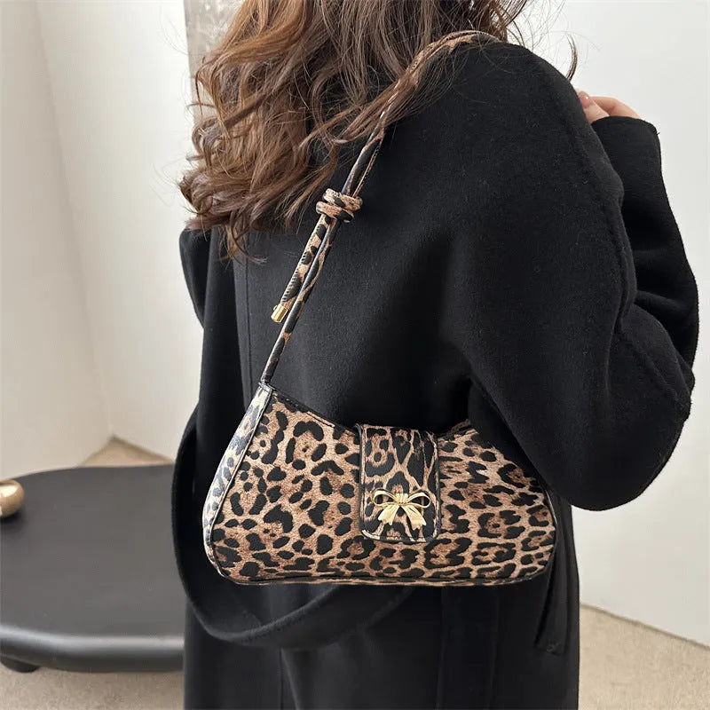 Women's casual large capacity handbag in four colours with sandwich pocket design measuring 27x13.5x6cm