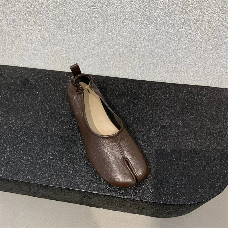 Women's black split toe horseshoe chunky heel pumps with round toe and low heel