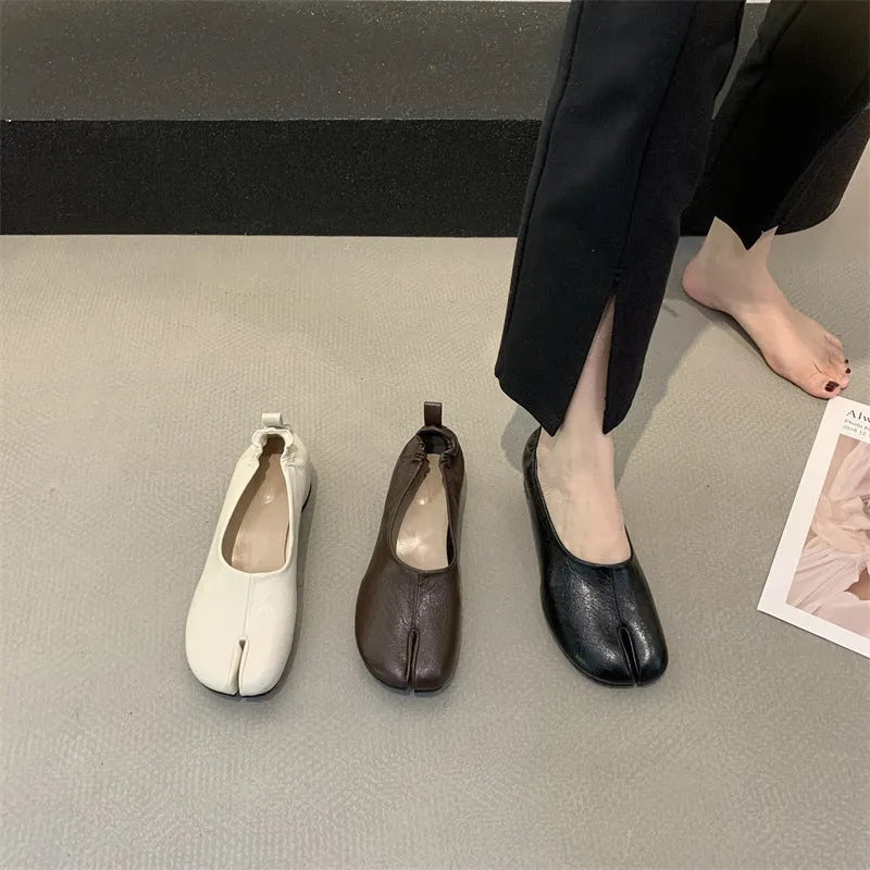 Women's black split toe horseshoe chunky heel pumps with round toe and low heel