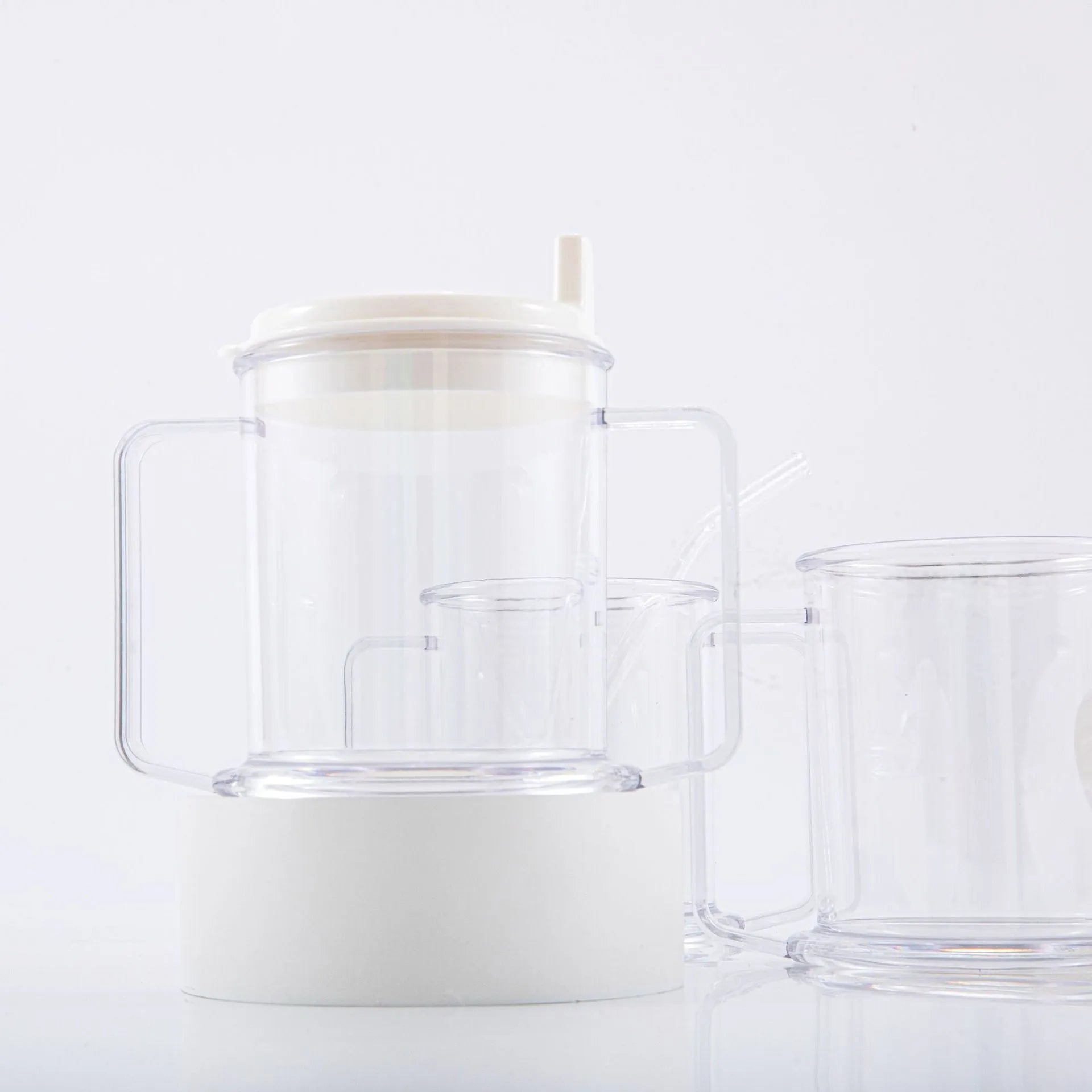 Transparent plastic spill-proof drinking cup with modern design