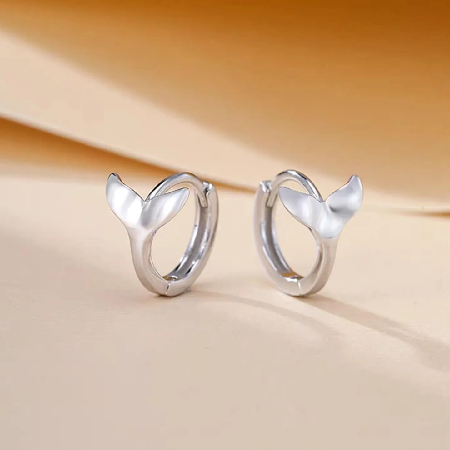 Women's copper earrings with fishtail design in electroplated white gold or yellow gold colour
