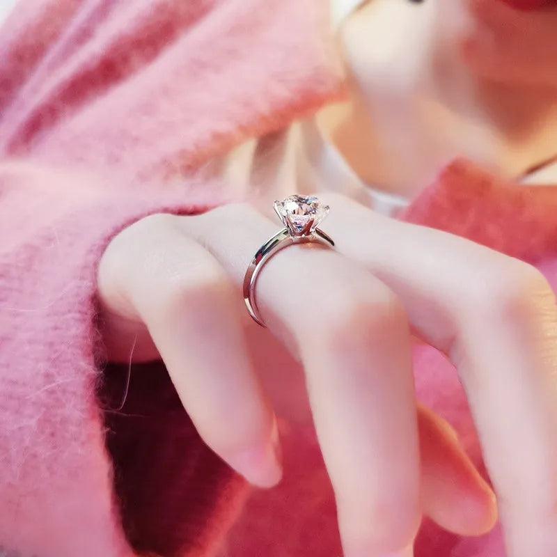 Six-claw inlaid zircon women's ring in white gold plating with geometric shape