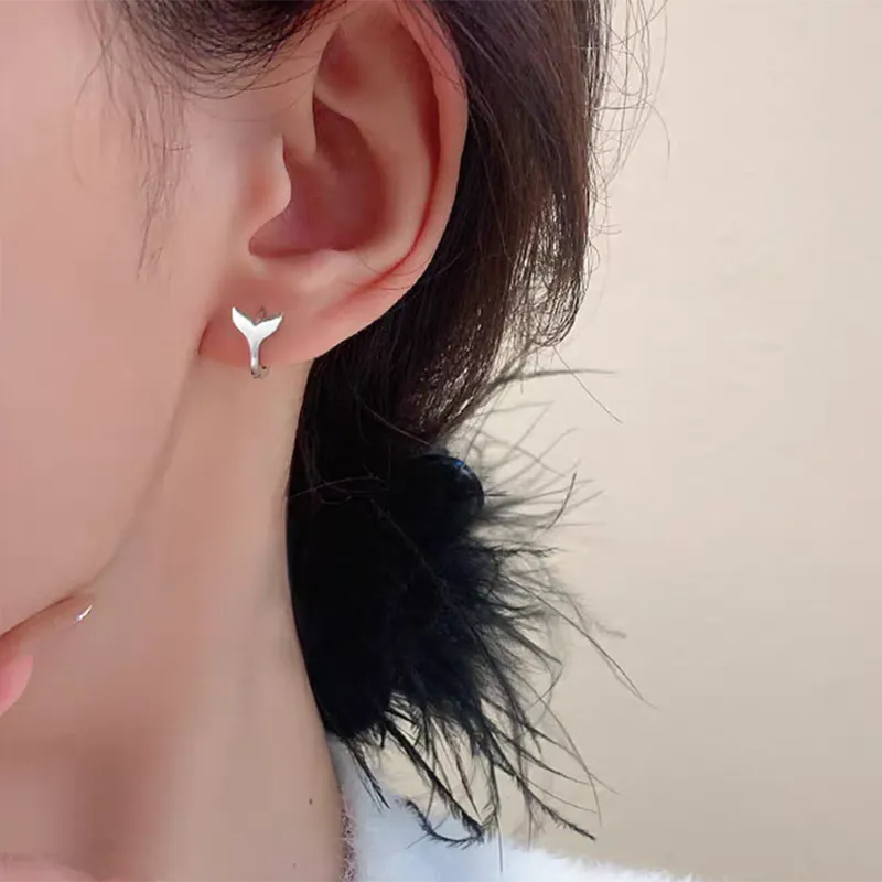 Women's copper earrings with fishtail design in electroplated white gold or yellow gold colour