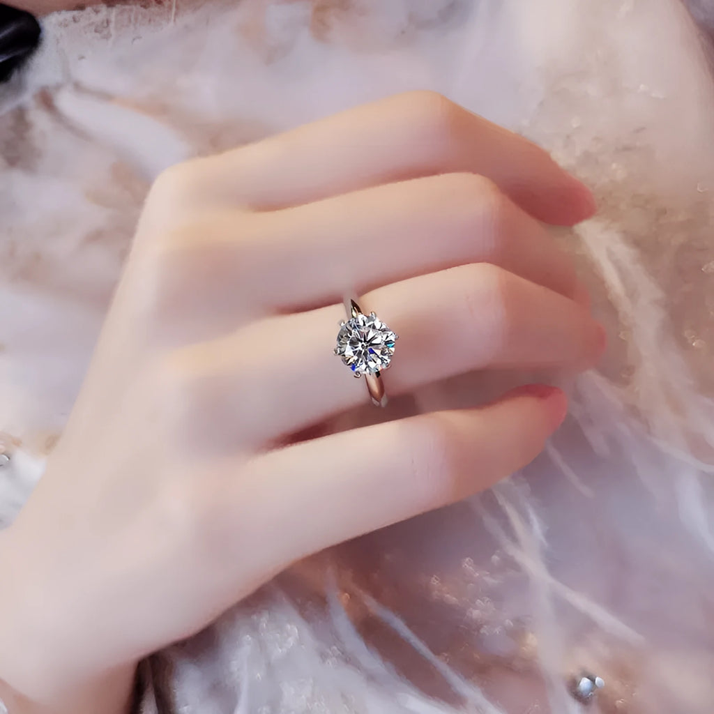 Six-claw inlaid zircon women's ring in white gold plating with geometric shape