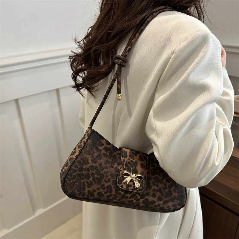 Women's casual large capacity handbag in four colours with sandwich pocket design measuring 27x13.5x6cm