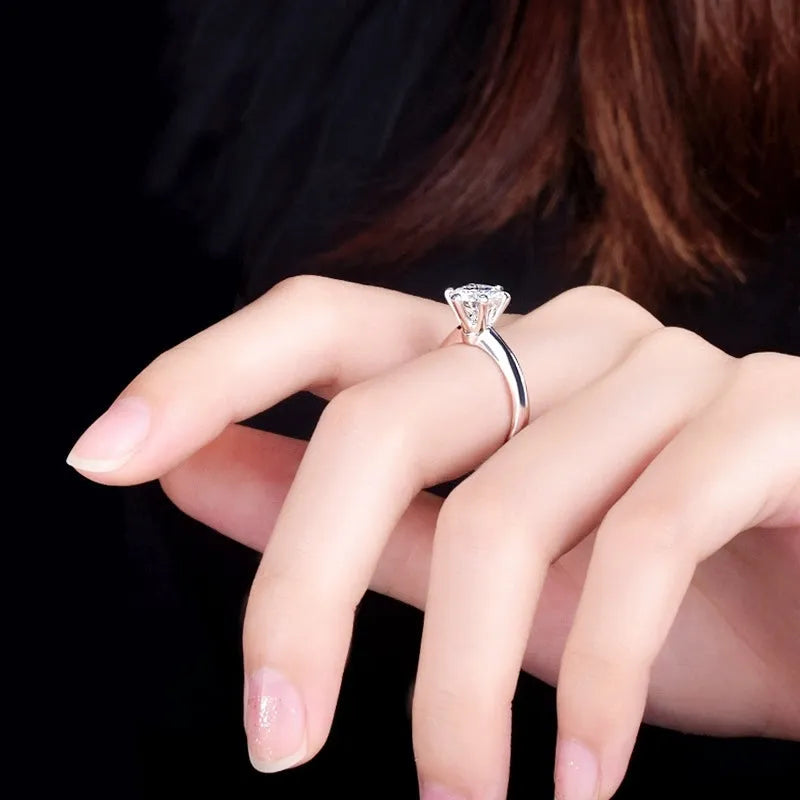 Six-claw inlaid zircon women's ring in white gold plating with geometric shape