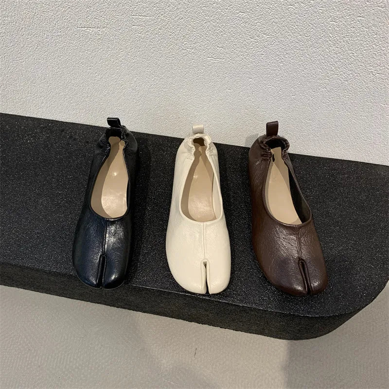 Women's black split toe horseshoe chunky heel pumps with round toe and low heel