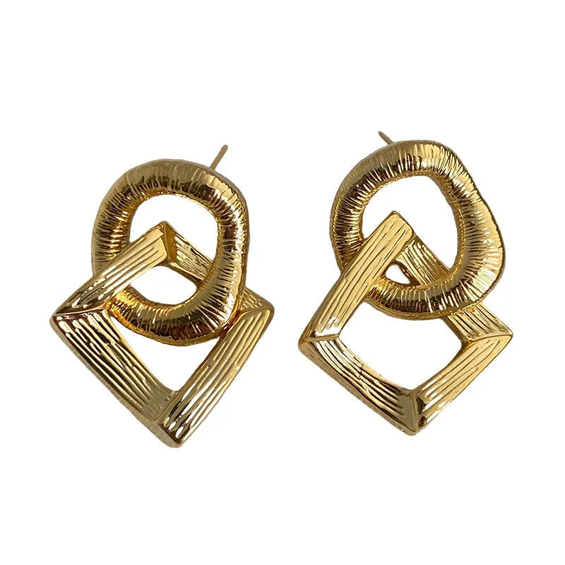 Retro geometric circle pendant earrings in gold or silver finish, measuring 3.4cm in height.