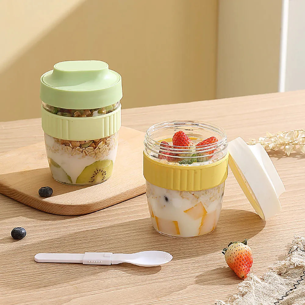 Green plastic salad cup with sealing lid and built-in spoon, 480ml capacity