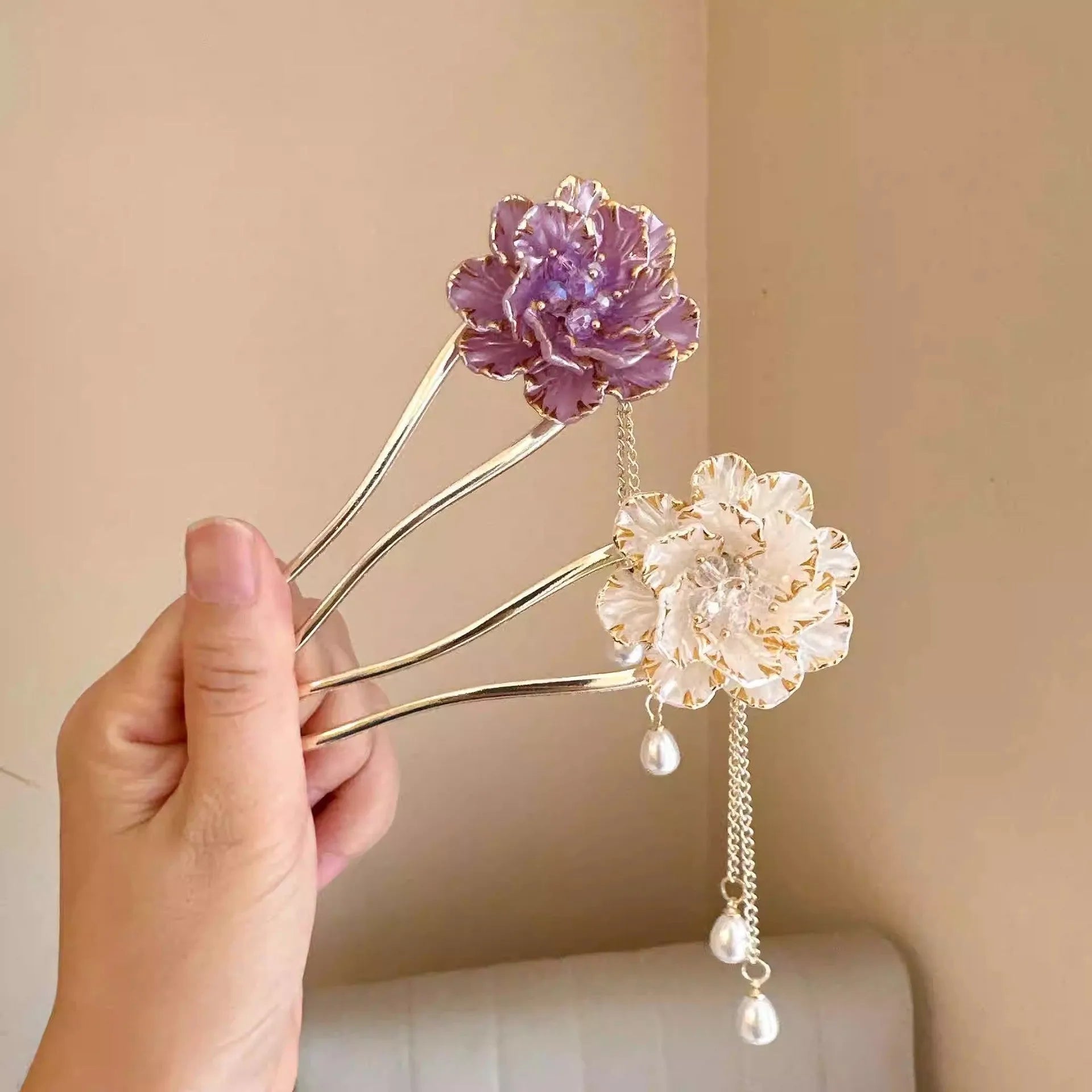 Purple and white retro peony flower U-shaped hairpin with tassel detail on alloy hair clip