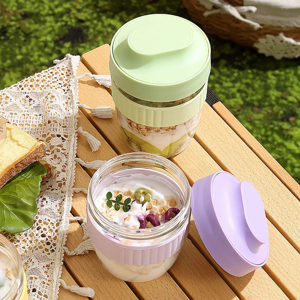 Green plastic salad cup with sealing lid and built-in spoon, 480ml capacity