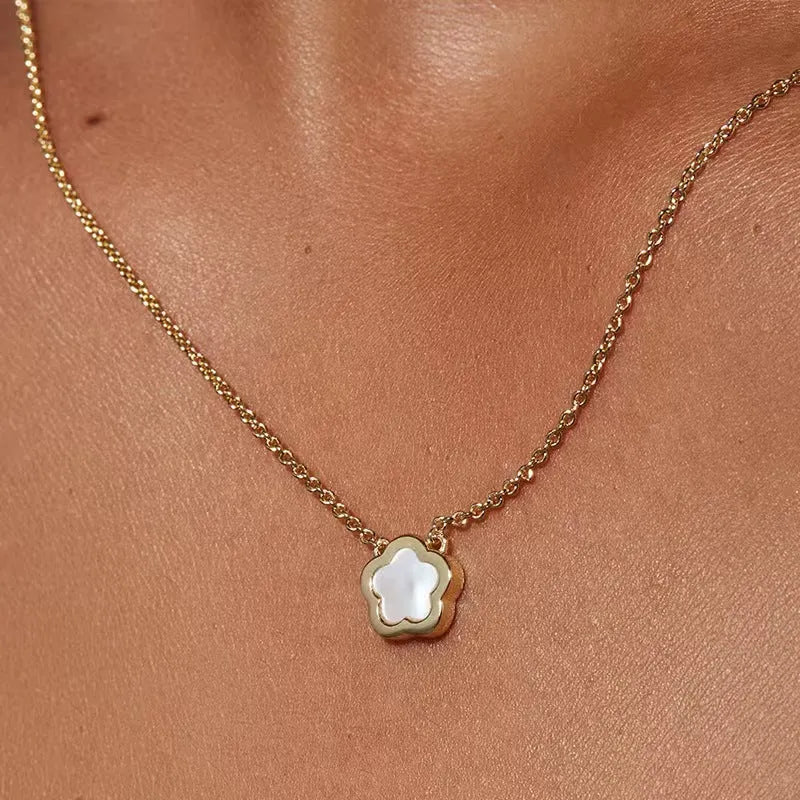 White mother of pearl shell flower necklace with O-chain in gold or silver finish