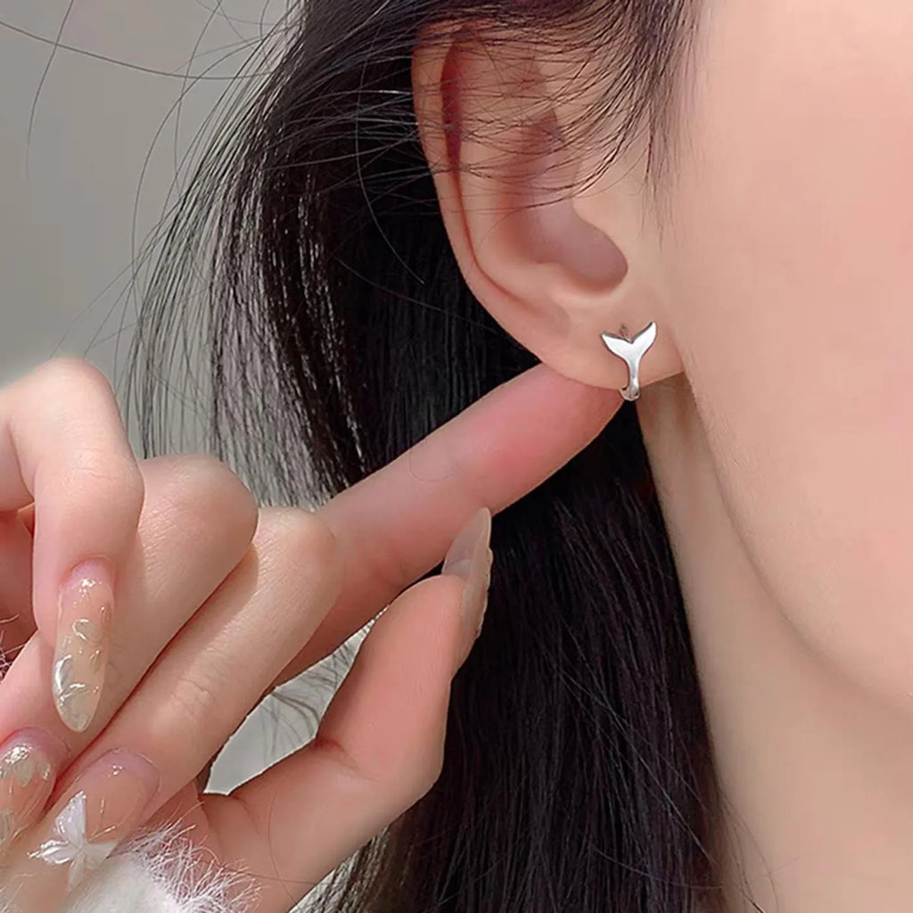 Women's copper earrings with fishtail design in electroplated white gold or yellow gold colour