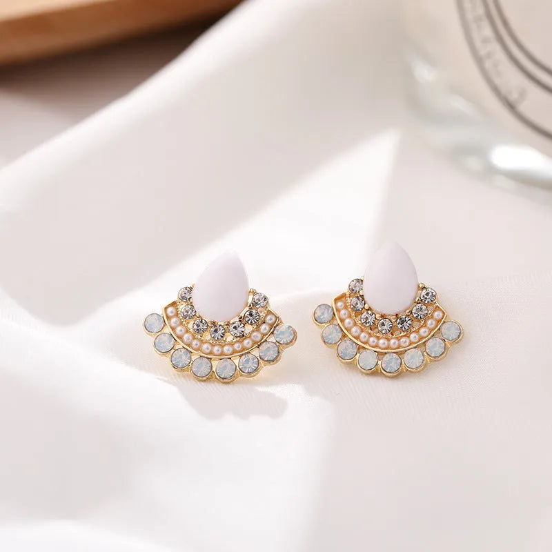 Retro geometric fan-shaped women's earrings with opal and rhinestone details on a silver-coloured background.