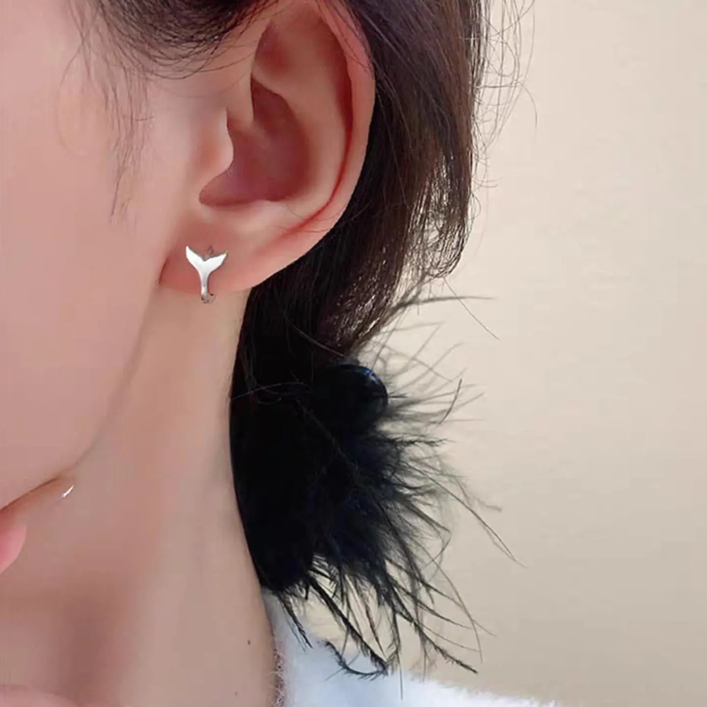 Women's copper earrings with fishtail design in electroplated white gold or yellow gold colour