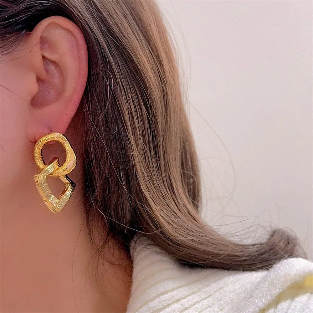 Retro geometric circle pendant earrings in gold or silver finish, measuring 3.4cm in height.