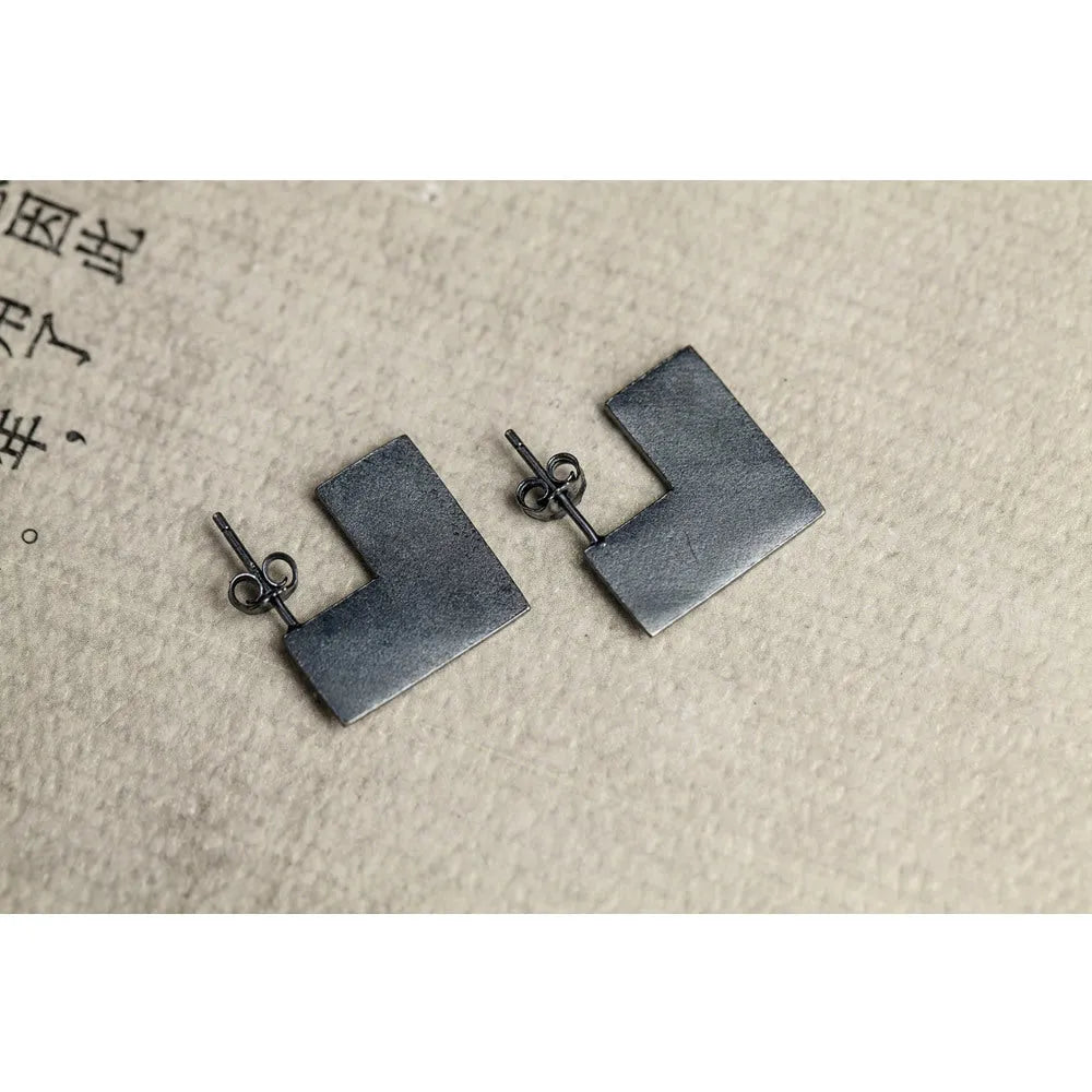 Oxidation black sterling silver geometry square earrings with minimalist cold wind style design.