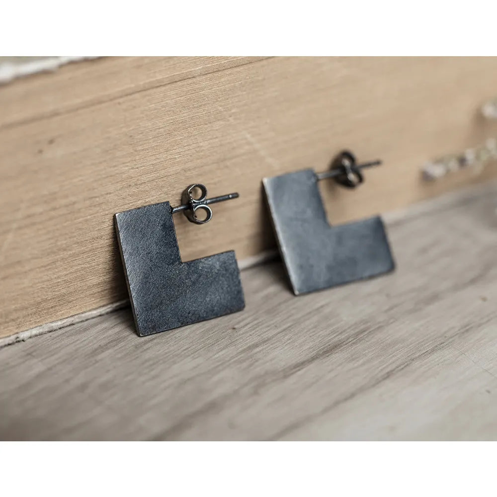 Oxidation black sterling silver geometry square earrings with minimalist cold wind style design.
