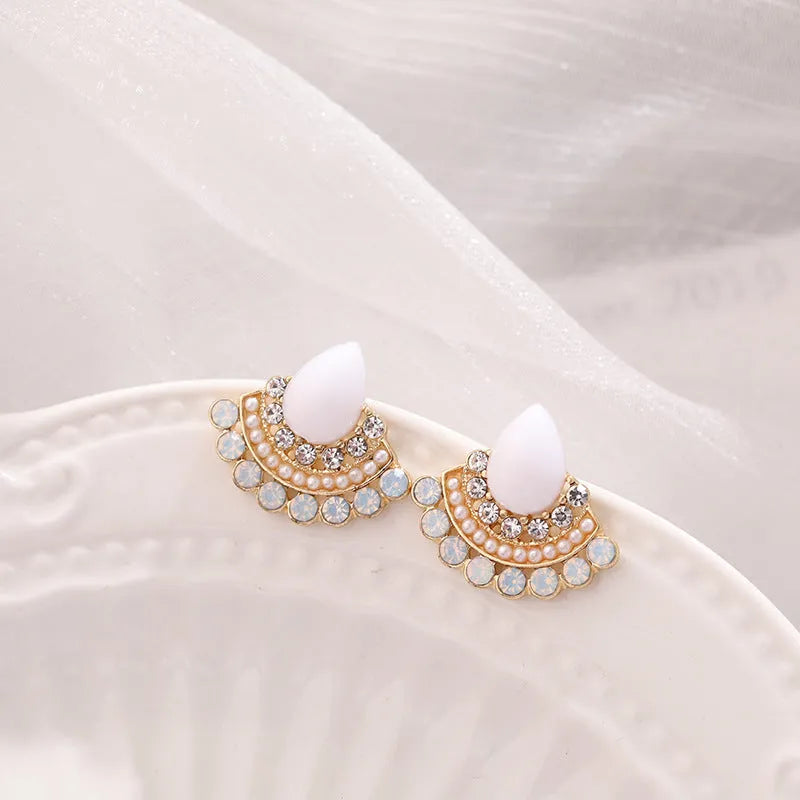 Retro geometric fan-shaped women's earrings with opal and rhinestone details on a silver-coloured background.