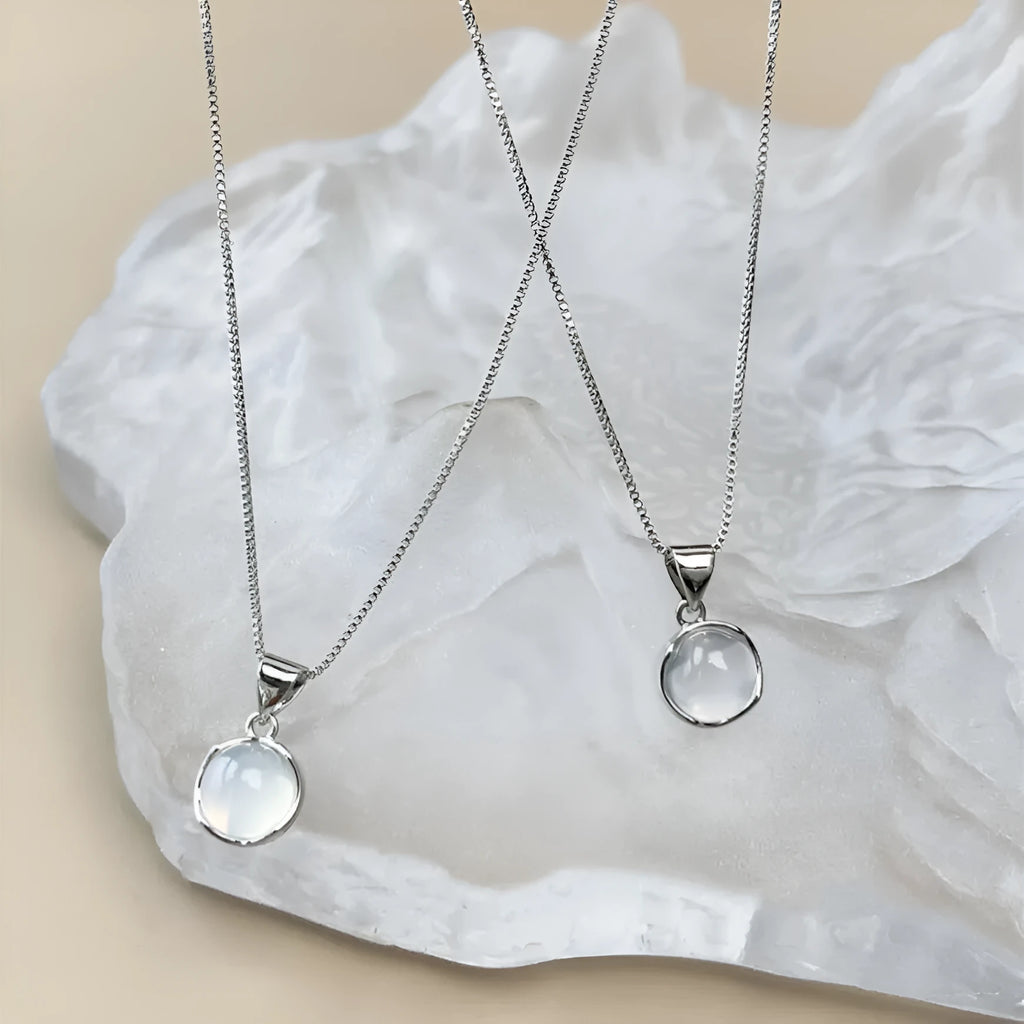 Korean-style women's necklace with geometric artificial crystal pendant on adjustable box chain