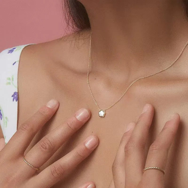White mother of pearl shell flower necklace with O-chain in gold or silver finish