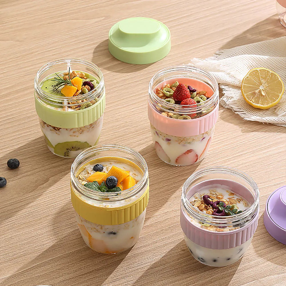 Green plastic salad cup with sealing lid and built-in spoon, 480ml capacity