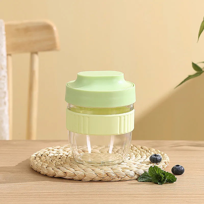 Green plastic salad cup with sealing lid and built-in spoon, 480ml capacity