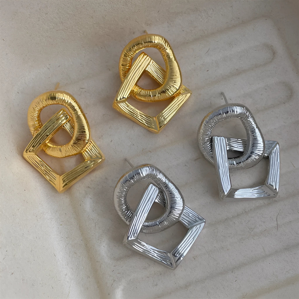 Retro geometric circle pendant earrings in gold or silver finish, measuring 3.4cm in height.