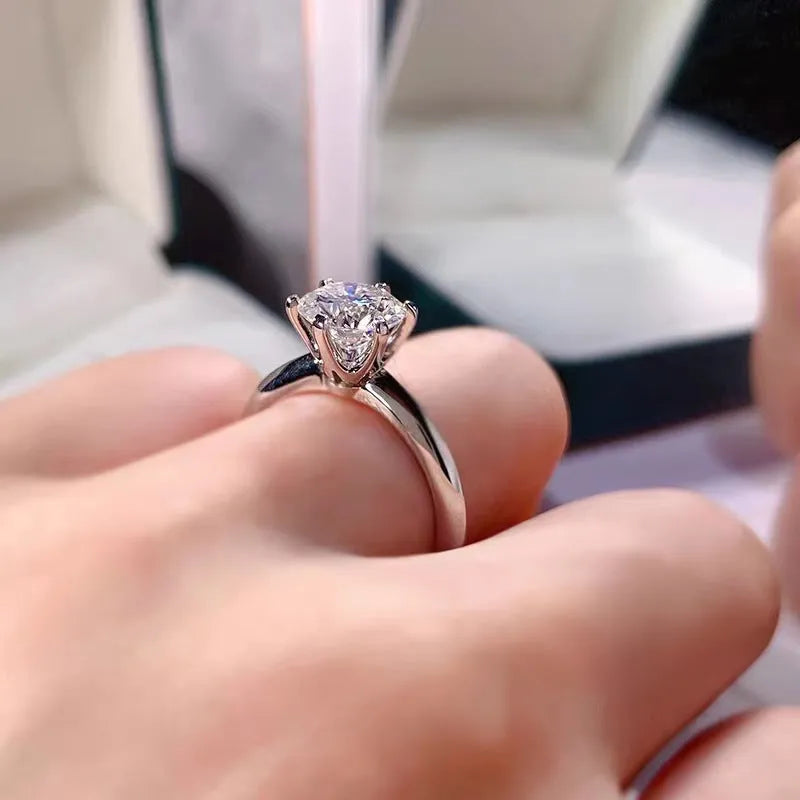 Six-claw inlaid zircon women's ring in white gold plating with geometric shape