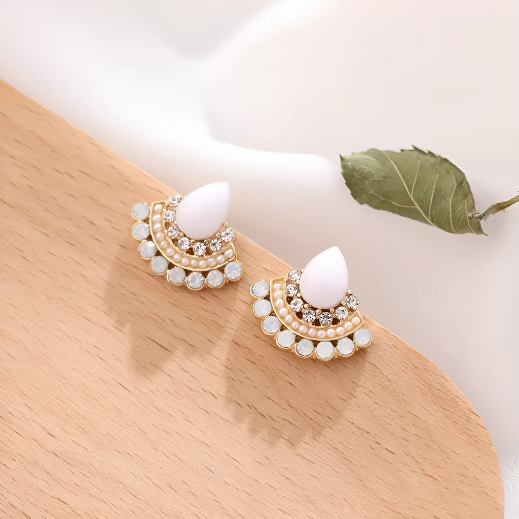 Retro geometric fan-shaped women's earrings with opal and rhinestone details on a silver-coloured background.
