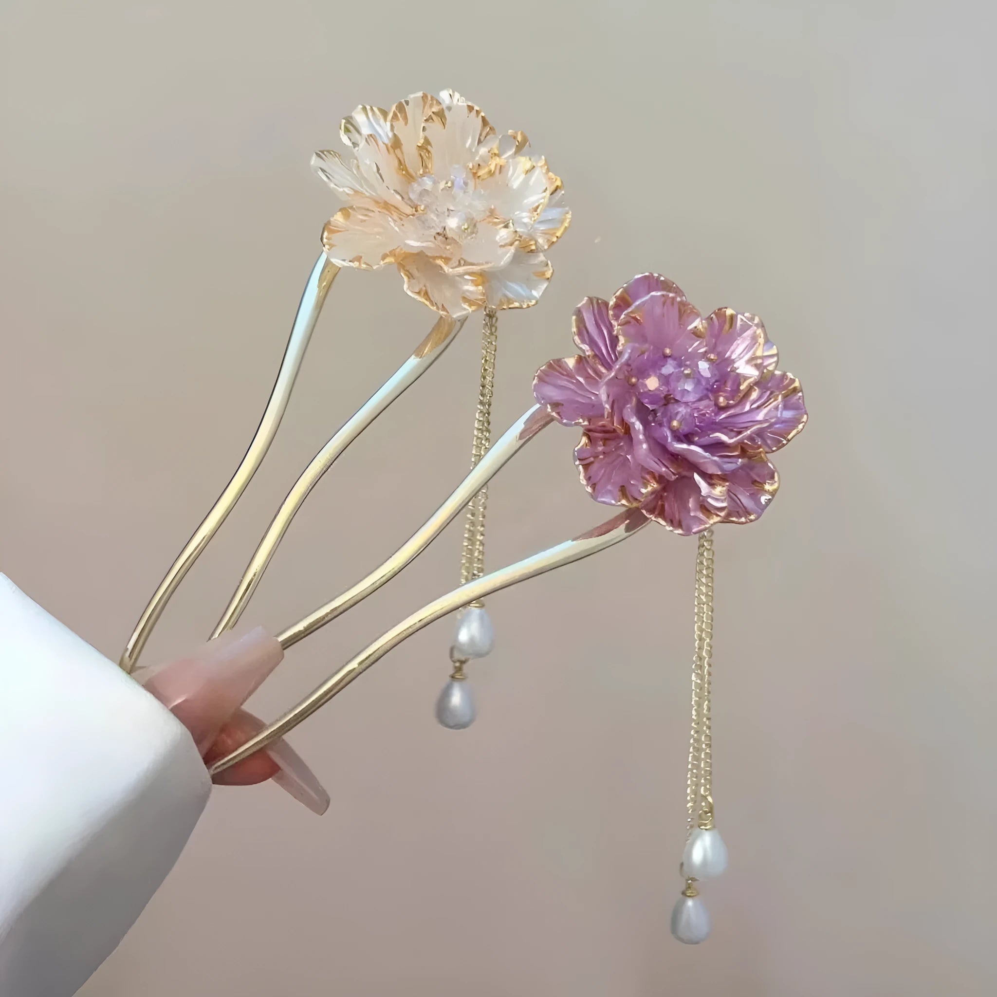 Purple and white retro peony flower U-shaped hairpin with tassel detail on alloy hair clip
