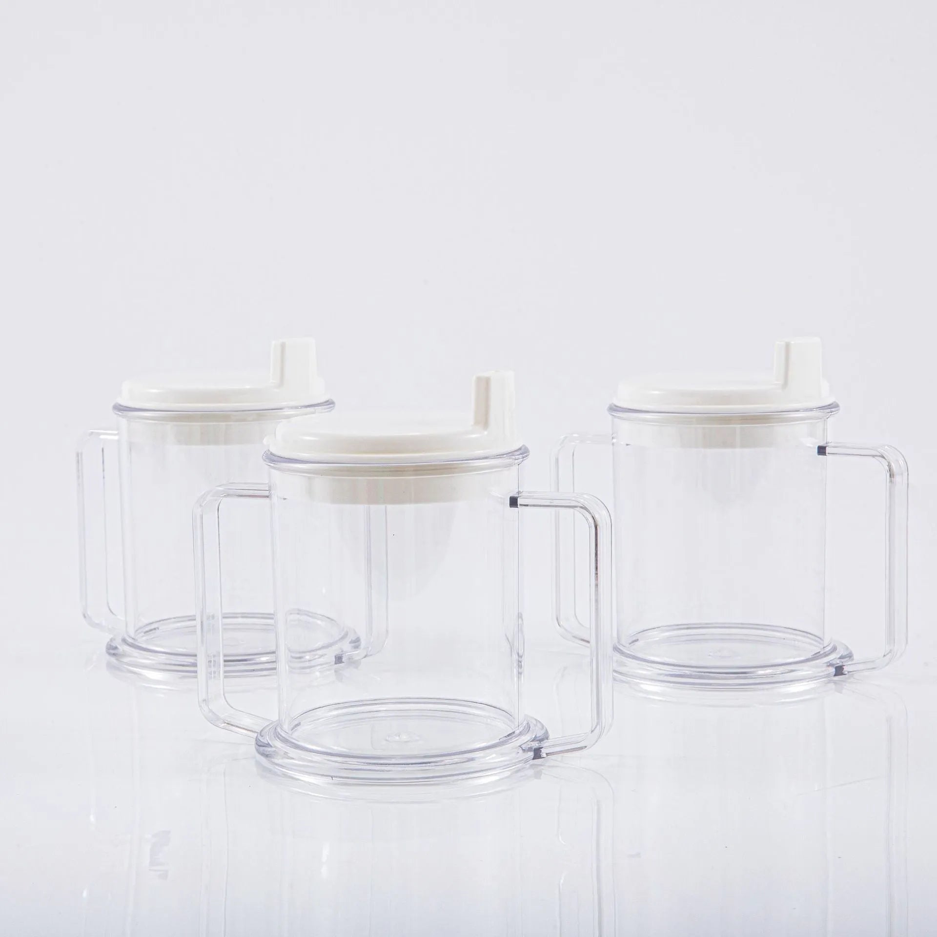 Transparent plastic spill-proof drinking cup with modern design