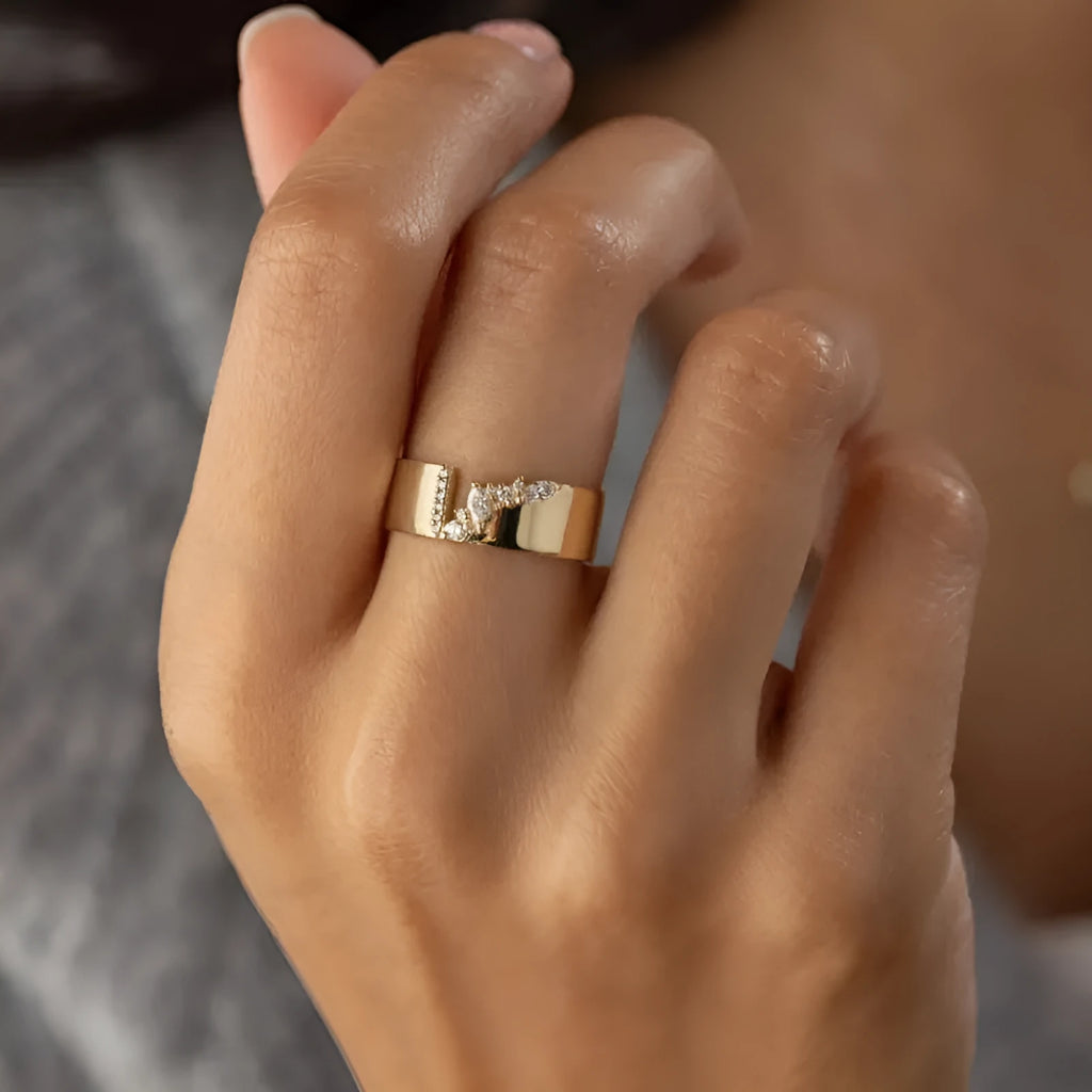 Gold-colour women's ring with zircon stone on electroplated copper band