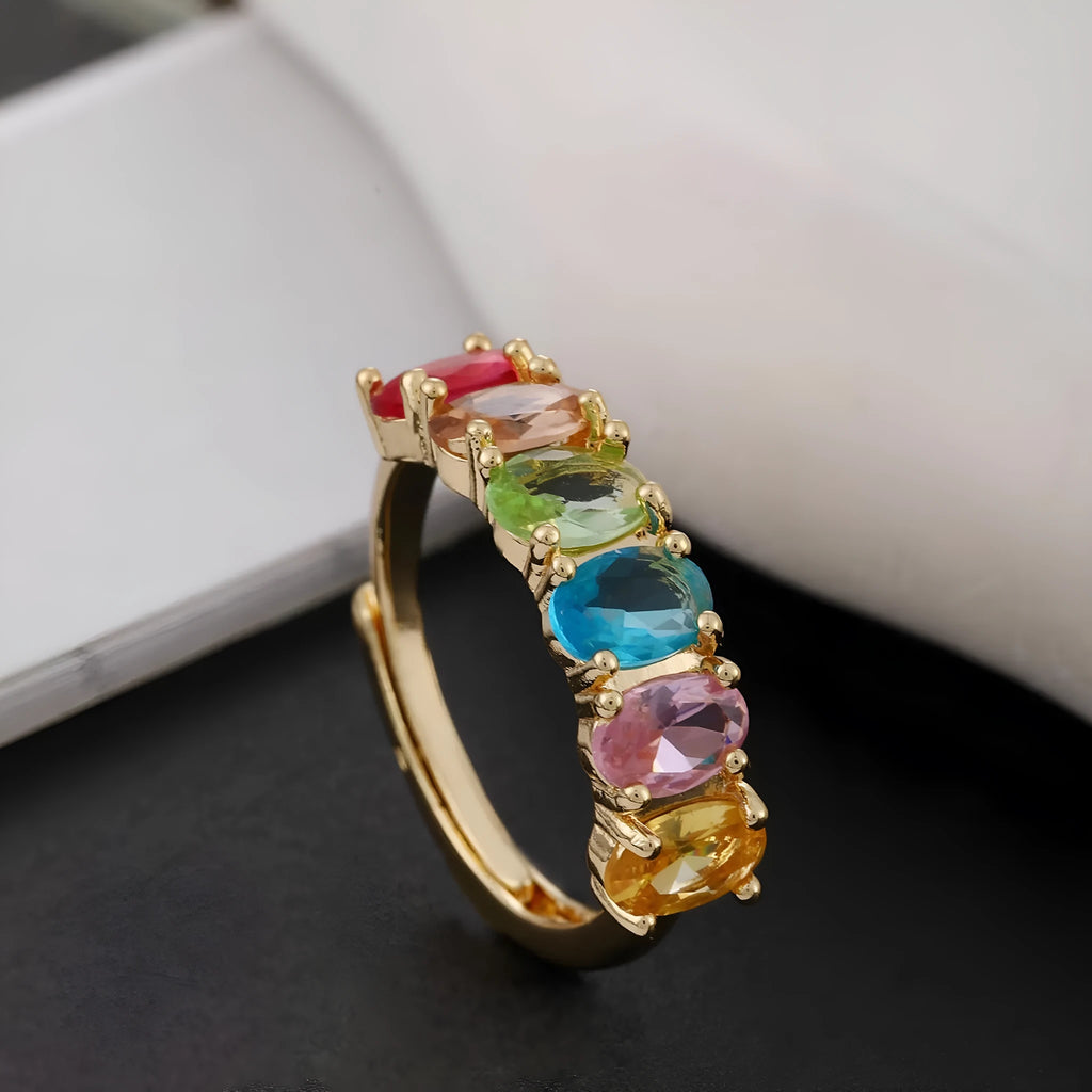 Gold-coloured adjustable zircon ring with a retro design on a copper band.