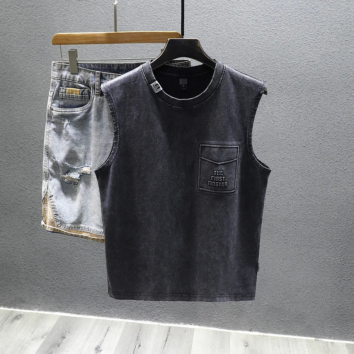Solid colour loose fitness sleeveless cotton t-shirt in white or black with straight hem design
